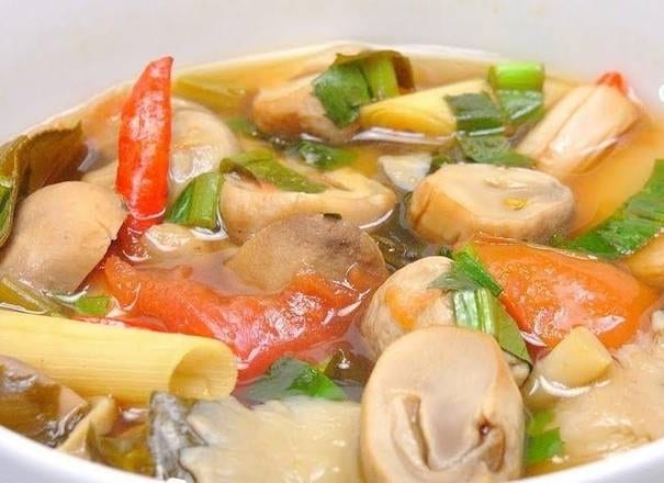 Vegan Tom Yum (L).