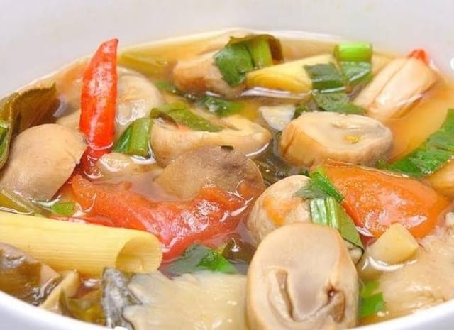 Vegan Tom Yum (L).