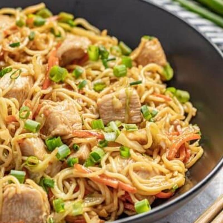 Delicious Chow Mein: A Thai Noodle Favorite